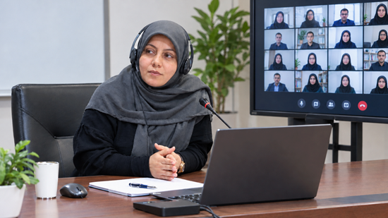 جلسه مجازی در اتاق کنفرانس 